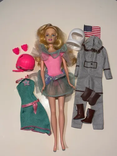 Boneca Barbie antiga com lote de roupinhas originais