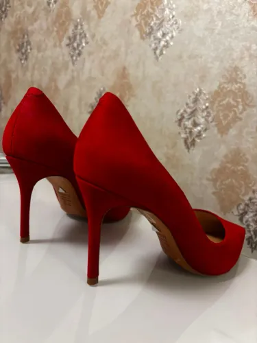 Scarpin salto nobuck vermelho Schutz