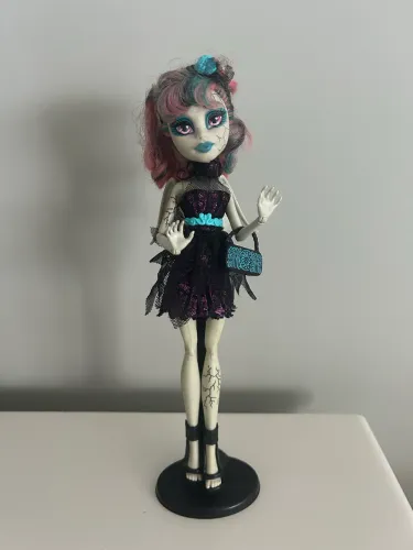 Monster High Doll G1 Rochelle Goyle Zombie Shake