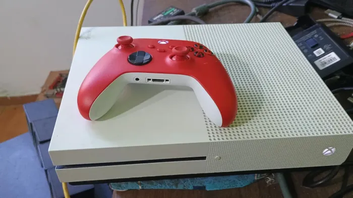 XBOX ONE S COM CONTROLE ORIGINAL SERIES S/X