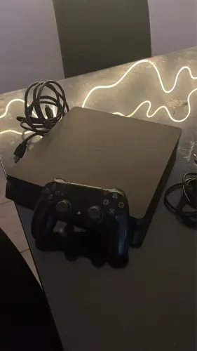 PS4 SLIM- pouco tempo de uso- 1TB de armazenamento