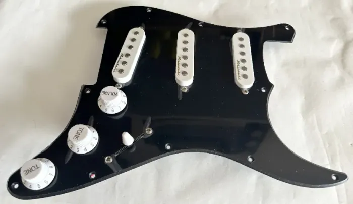 Captadores Noiseless Stratocaster, escudo preto