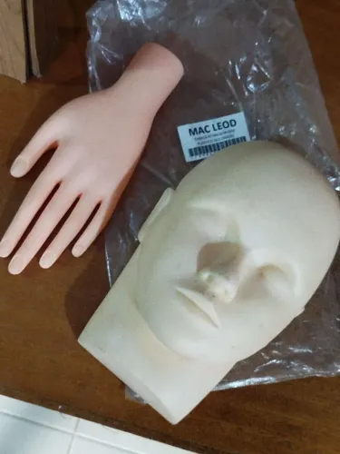 Cabeça e mão de silicone para treino