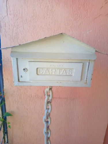 Caixa de correio Americana em ferro com pedestal