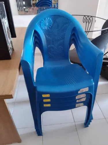Vendo cadeira de plástico resistente