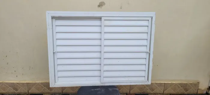 Porta de pia veneziana de correr em alumínio branco (duas folhas)