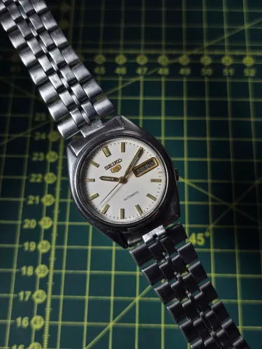 Relógio Seiko 5 Automático Calibre 7009 Vintage - Mostrador Branco Day-Date