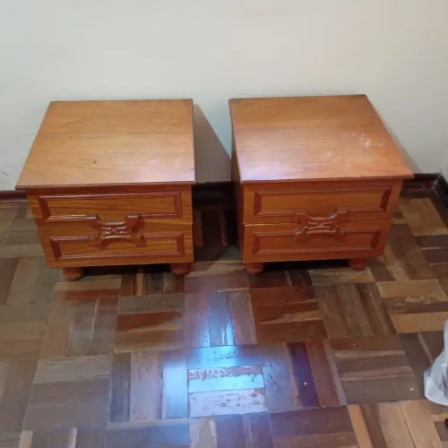 2 CRIADO MUDO DE MADEIRA MACIÇA 
