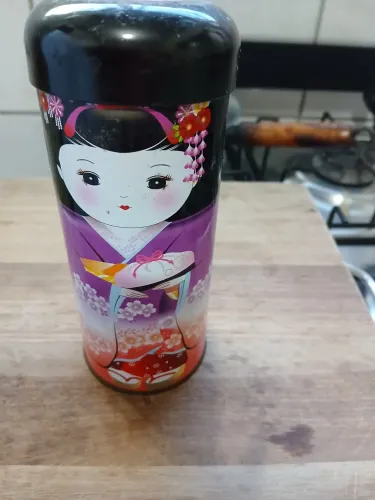 Lata de chá vazia kokeshi