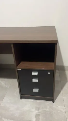 Escrivaninha c tranca nas gavetas 