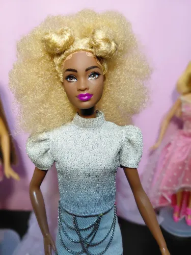 Boneca Barbie Fashionista com roupa customizada