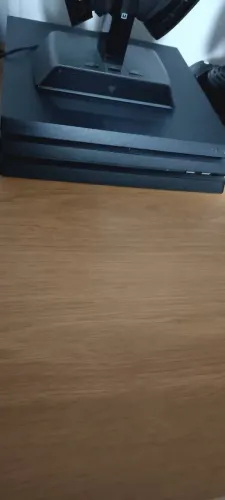 Ps4 pro 1tb com 3 controles e um jogo mídia física 