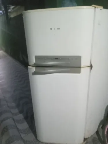 Vendo Geladeira eletrolux com defeito