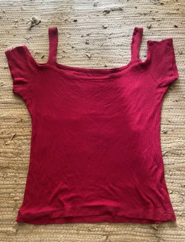 Blusa de malha P/M vermelho escuro de alcinha com detalhe no ombro