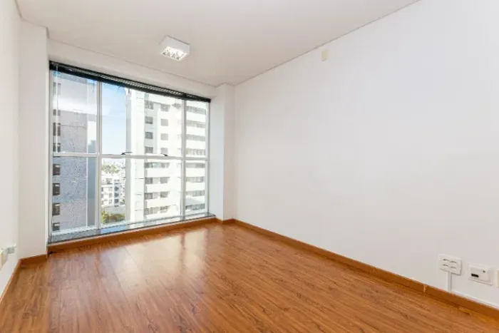 Locação Sala Comercial Alto Padrão no Champagnat c/ Garagem