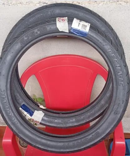 Vendo par de pneus novos para moto
