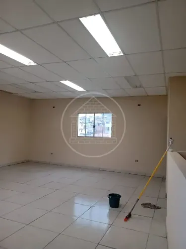 Salão Comercial de 250m² com 2 Mezaninos Próximo à Av. Teotônio Vilela