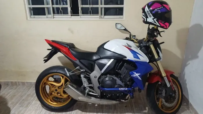 Vende-se ou troca CB 1000R 2012 64 mil km zerada 