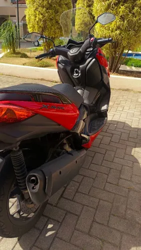 Moto XMAX 2023 Top vermelha