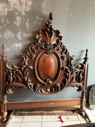 Cabeceira de Cama Antiga em Madeira Maciça (Entalhada à Mão / Estilo Clássico)