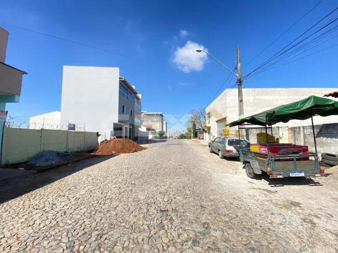 Casa em Construção à Venda no Bairro Santa Marta em Divinópolis MG.