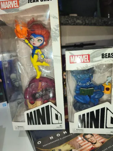 Vendo Minico Jean Grey com o Sentinela & Fera, da Iron Studios.