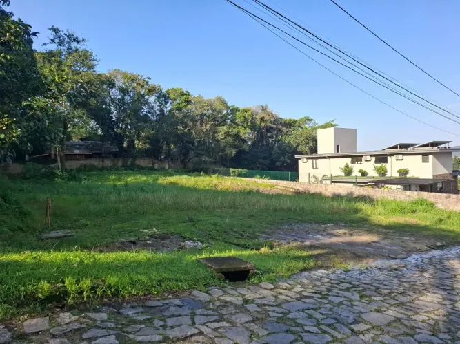 Terreno exclusivo no canto da lagoa, condomínio alto padrão.