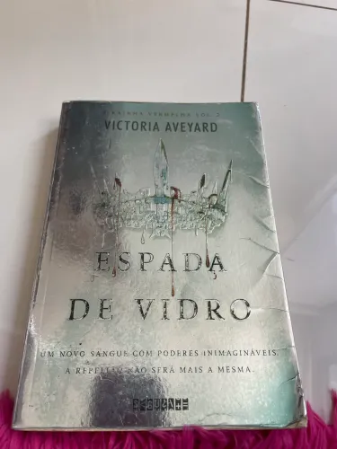Livro Espada de vidro- Victoria Aveyard 