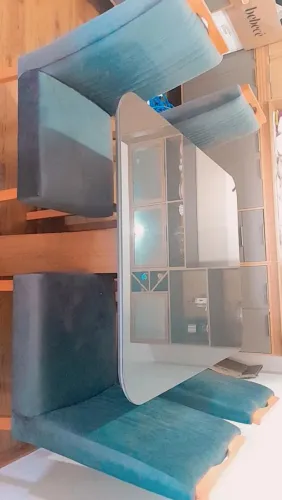 MESA DE VIDRO COM 4 CADEIRAS ESTOFADAS ?