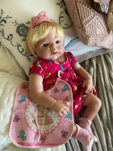 Bebe reborn loirinha corpo todo em silicone vinil ,em perfeito estado. 