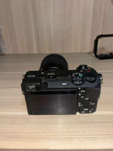 Sony a6700 incluí acessórios