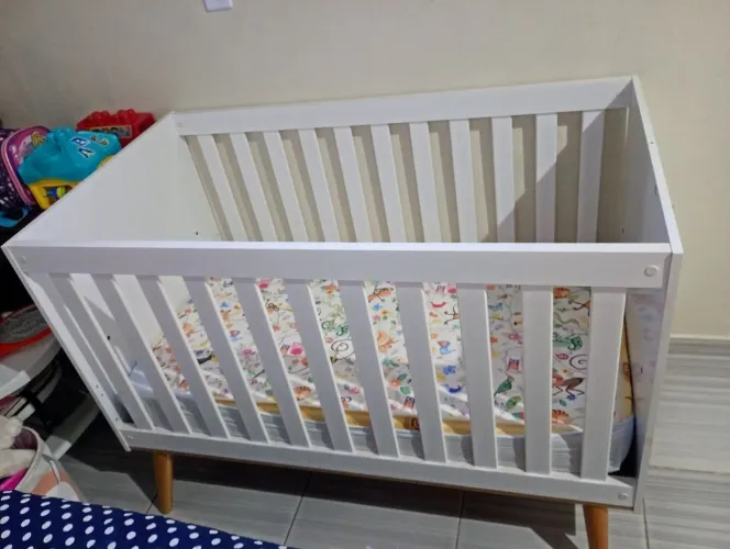 Vendo Berço, incluso o colchão infantil