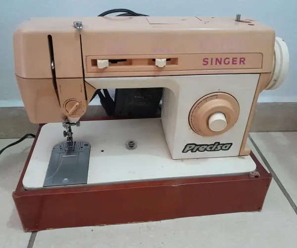 Vende-se máquina de costura Singer