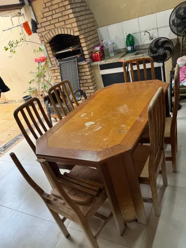 Mesa de madeira com 6 cadeiras - para restauração