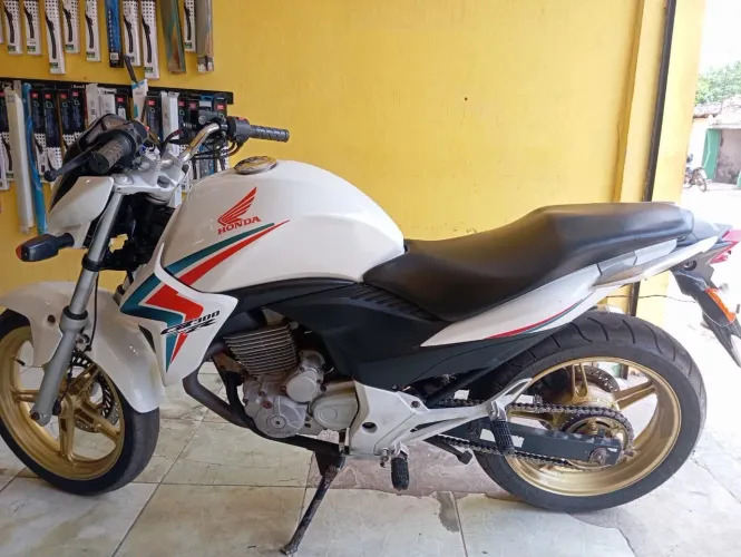 Cb 300 em ótimo estado