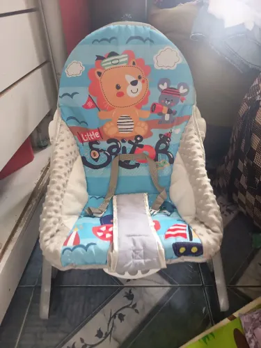 Cadeirinha Vibra e toca música 