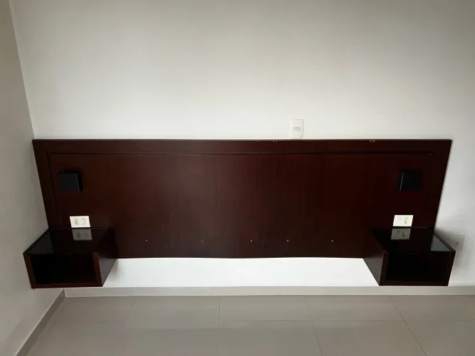 Cabeceira de cama de casal com criado mudo - doação