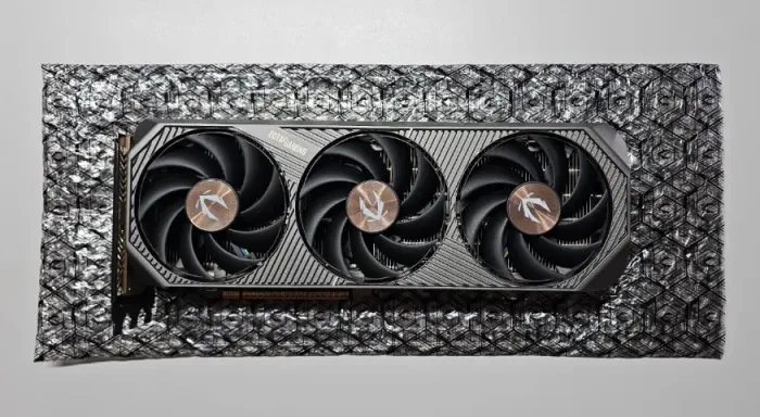 Placa De Video Zotac Nvidia Geforce RTX 5080 Solid, Oc, 16gb, Gddr7