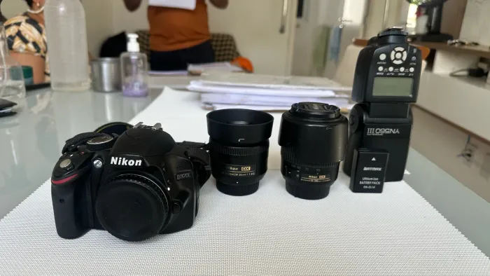 Vendo Câmera nikon D3200 + 2 lentes + flash