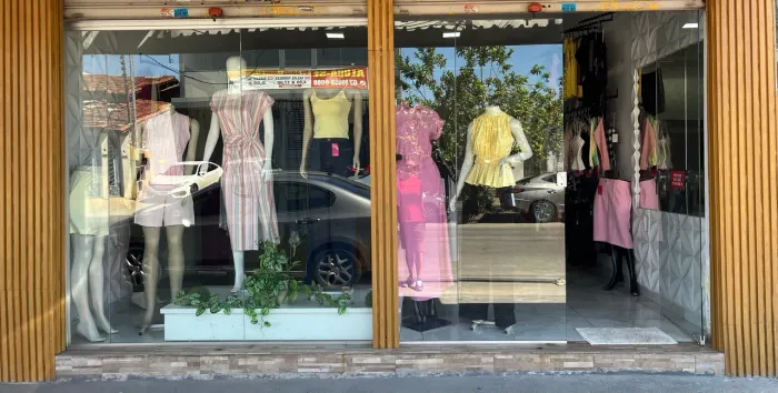Loja de roupas femininas completa com estoque e estrutura