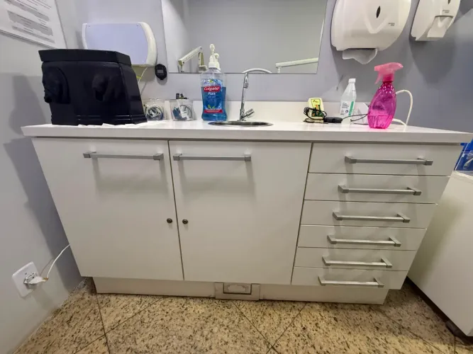 Vendo armário odontológico com pia de inox e acionamento no pedal.