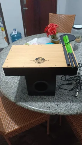 Cajón eletroacústico