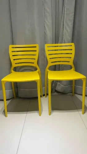 Cadeira de plástico para mesa