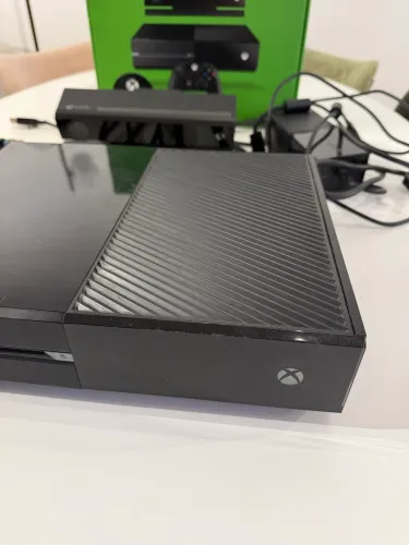 Xbox One 500Gb + Kinect e Controle - Em Ótimo Estado