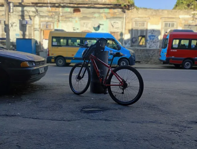 Vendo ou troco minha bicicleta aro 29 vermelha colli tudo funcionando do anda semi nova