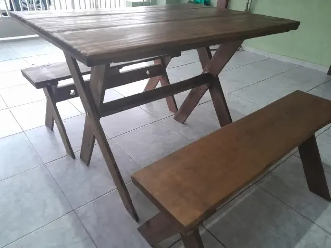 Mesa de madeira com 2 bancos