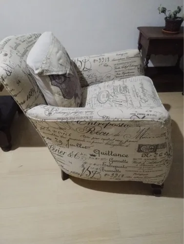 Poltrona decorativa estofada estilo retrô/vintage