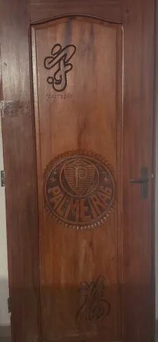 Porta de madeira de lei entalhada 