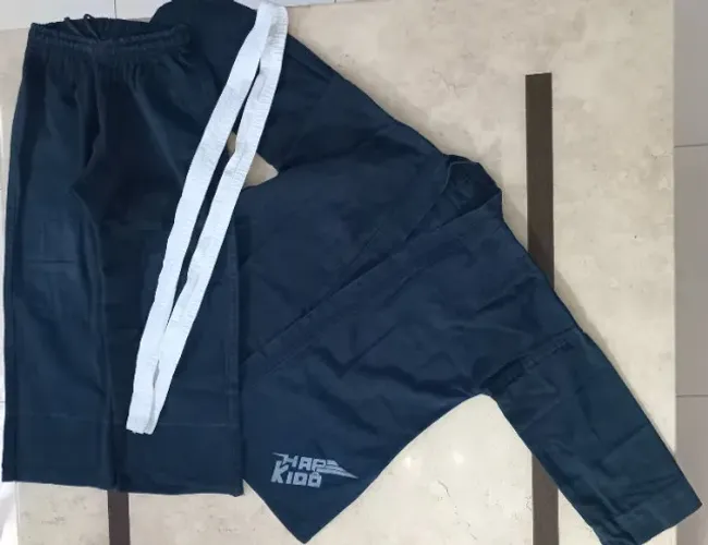 desapego kimono preto brim reforçado hapkidô tam 6 m1 (1,10m a 1,20m) - com marcas de uso