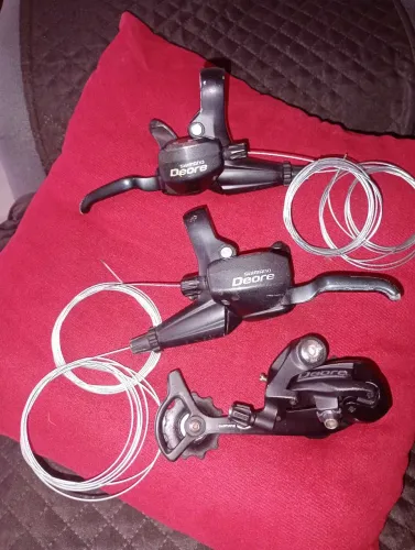 Manetes Deore Shimano Dual Control e câmbio.